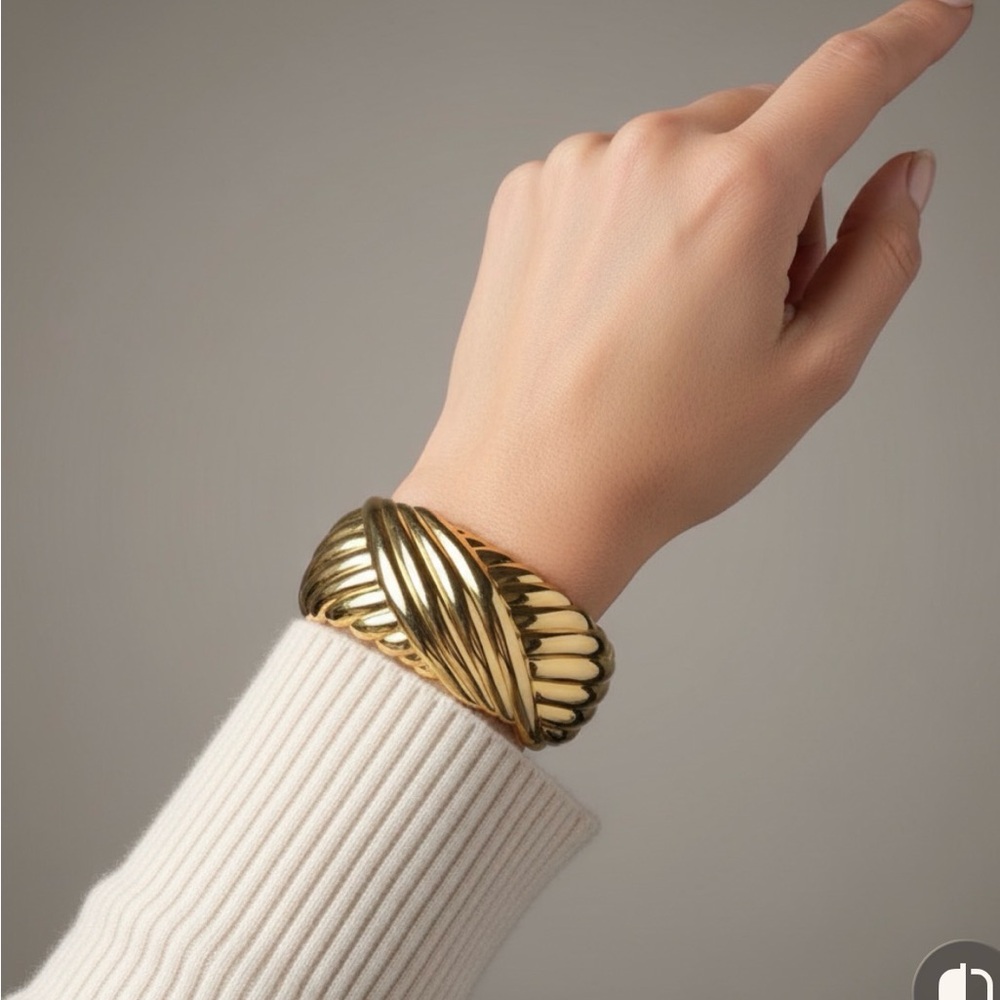 Vintage Gold Tone Twisted bracelet